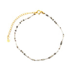 Chaine de cheville dorée et perles argentées blanches