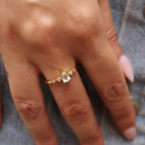 Bague dorée onyx verte goutte et zircons blancs