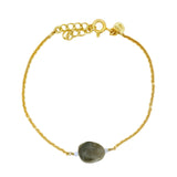 Bracelet doré labradorite entourée par deux petites pierre de lune