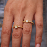 Bague dorée ajourée pierre de lune et zircons