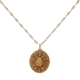 Collier doré médaille avec main de fatma et zircons baguette 50 cm