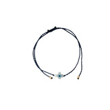 Bracelet sur fil fin bleu marine croix avec oeil en nacre