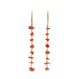 Boucles d'oreilles dorées pendantes et pierres brutes corail