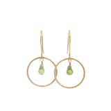 Boucles d'oreilles dorées anneau et goutte en peridot