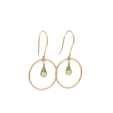 Boucles d'oreilles dorées anneau et goutte en peridot
