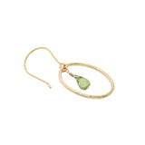 Boucles d'oreilles dorées anneau et goutte en peridot