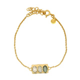 Bracelet doré plaque martelée rectangle avec trilogie de pierres