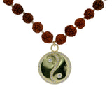 Collier rudraksha yin yang doré avec zircons blancs 84 cm