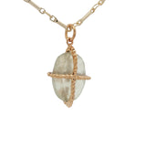 Collier doré prehnite ovale avec cage en boules dorées 50 cm
