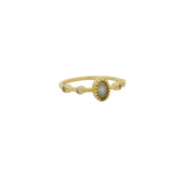 Bague dorée pierre ovale et zircons