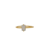 Bague dorée fine et pierre de lune sertie 4 griffes
