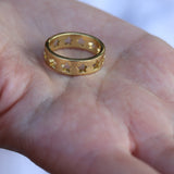 Bague dorée avec étoiles ajourées