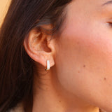 Créoles dorées fermées rectangulaires en zircons blancs