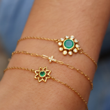 Bracelet doré petite fleur ajouré et pierre
