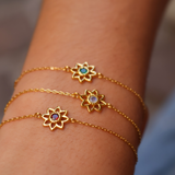 Bracelet doré petite fleur ajouré et pierre