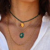 Collier doré médaille "je porte bonheur" et rose des vents 42 cm