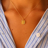 Collier doré médaille scarabée et zircons 42 cm