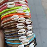 Bracelet doré sur cordon coloré et cauri naturel