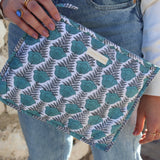 Grande pochette de voyage blanche& fleurs vert canard