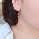 Boucles d'oreilles dorées pendantes et pierres brutes