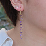 Boucles d'oreilles dorées pendantes et pierres brutes