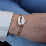 Bracelet cordon tressé doré et coquillage blanc