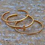 Bracelet jonc doré plat torsadé et ouvert