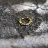 Mini créole dorée twistée avec zircons blancs