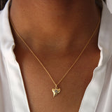 Collier doré dent de requin et pierre 42 cm