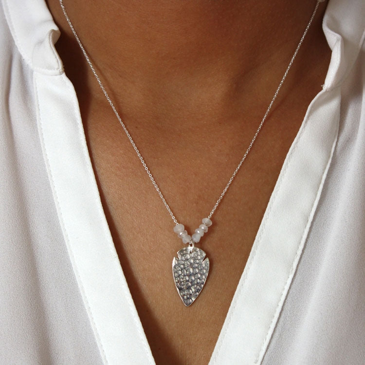 Collier argent 925 pendentif martelé et pierre de lune