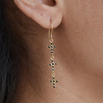Boucles d’oreilles dorées et croix zircons noirs
