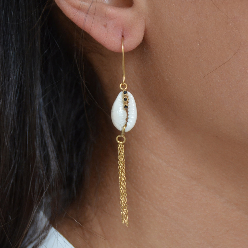 Boucles d’oreilles dorées cauri et zircons noirs