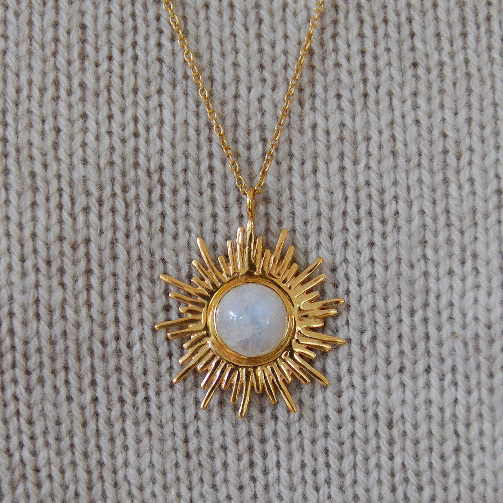 Collier doré pendentif soleil et pierre