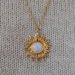 Collier doré pendentif soleil et pierre
