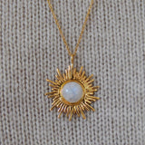 Collier doré pendentif soleil et pierre