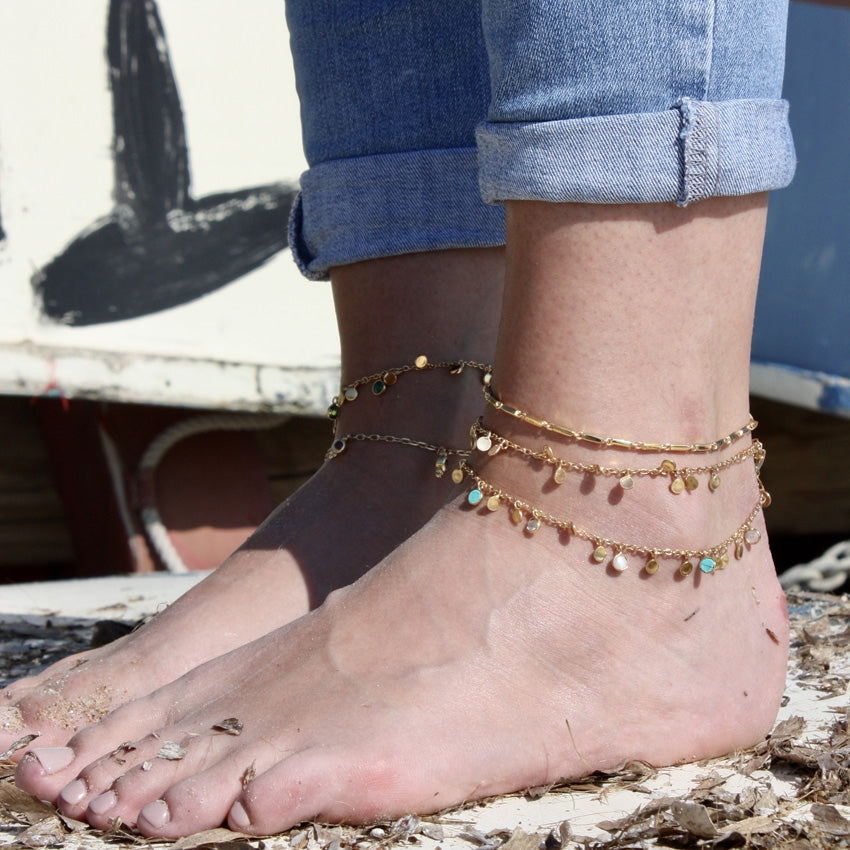 Bracelet de cheville doré et pampilles pierres