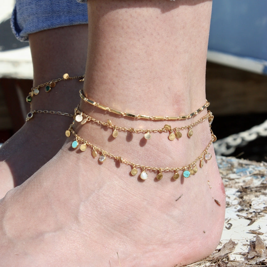 Bracelet de cheville doré et pampilles pierres