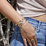 Jonc doré texturé fleurs et 3 pierres