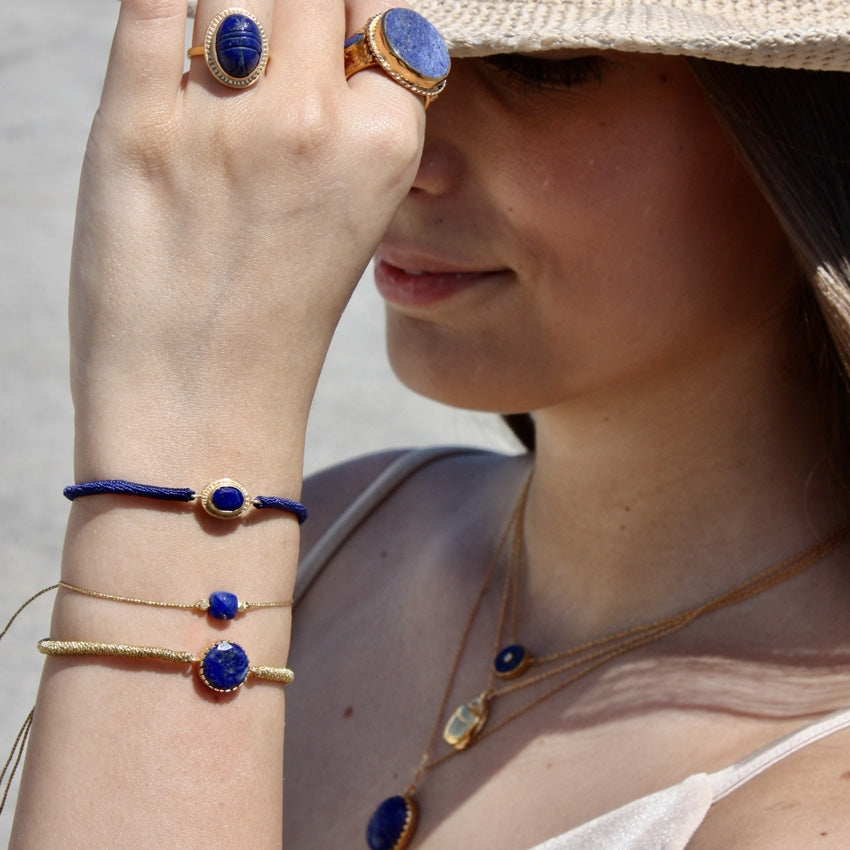 Bague dorée scarabée taillé dans la pierre et contour doré