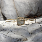 Jonc fermé doré et pierre carrée