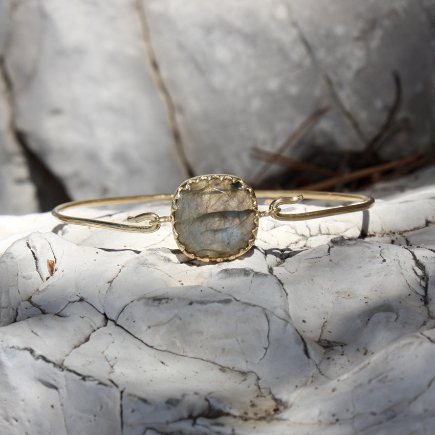 Jonc fermé doré et pierre carrée