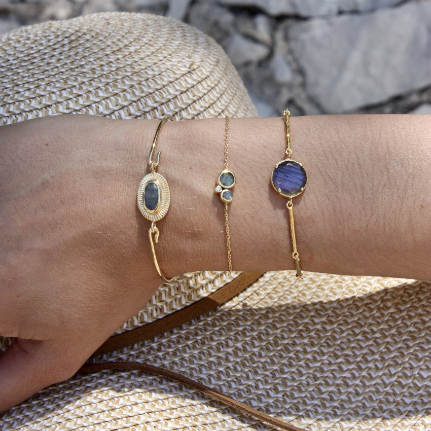 Bracelet doré barres martelées et pierre ronde