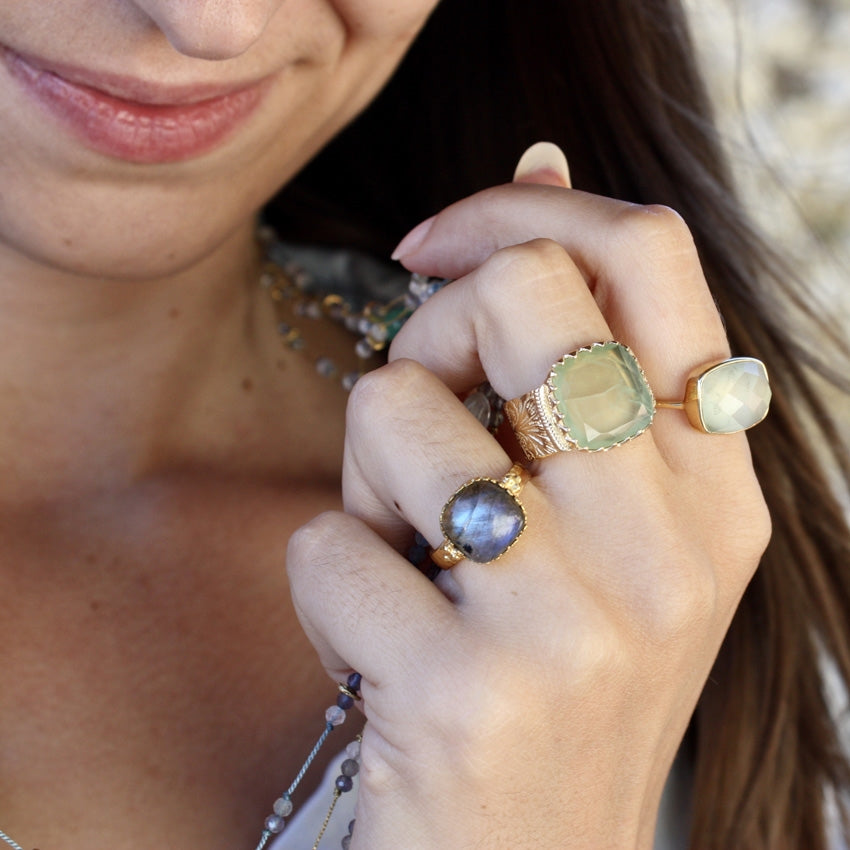 Bague dorée cabochon pierre