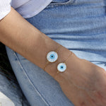 Bracelet doré et oeil nacre