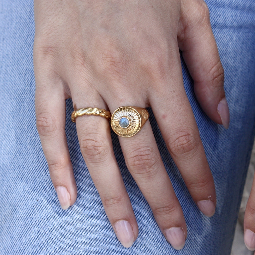 Chevalière dorée et pierre ronde