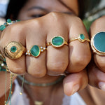 Chevalière dorée et pierre ronde