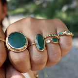 Bague dorée martelée et pierre