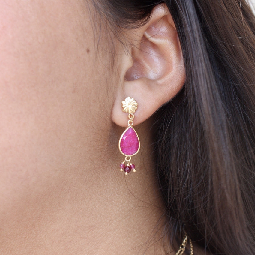Boucles dorées et pierres