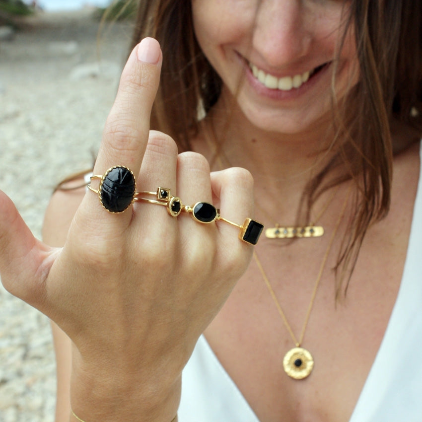 Bague dorée scarabée taillé dans la pierre
