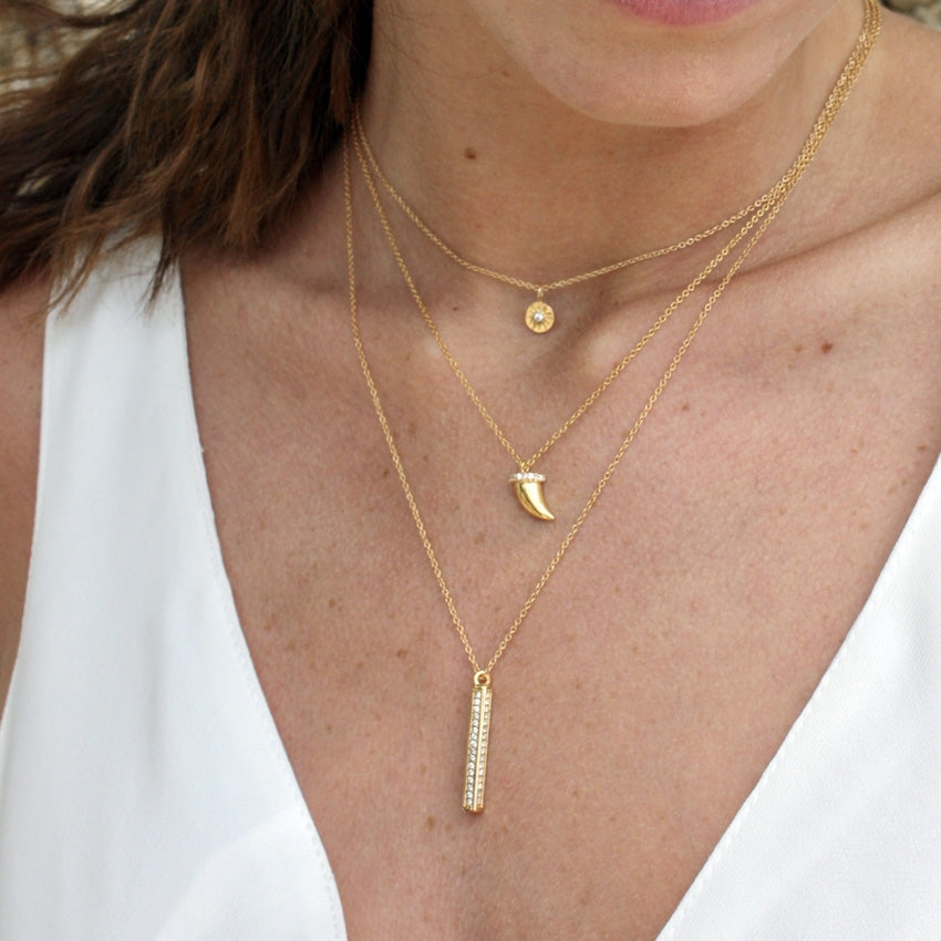 Collier doré et zircons blancs
